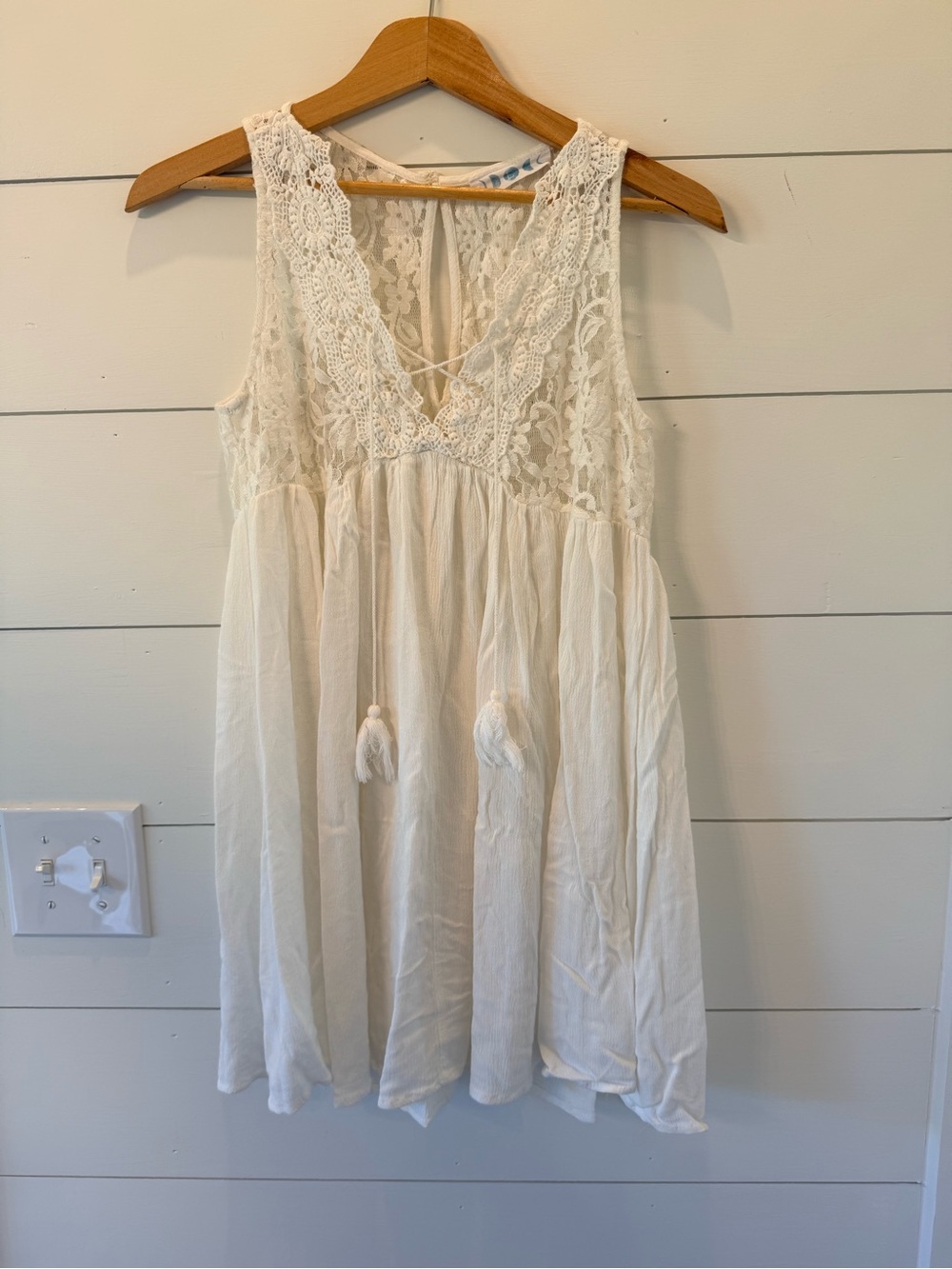 Women's White Lace-Front Sleeveless Camisole with Tassel Ties